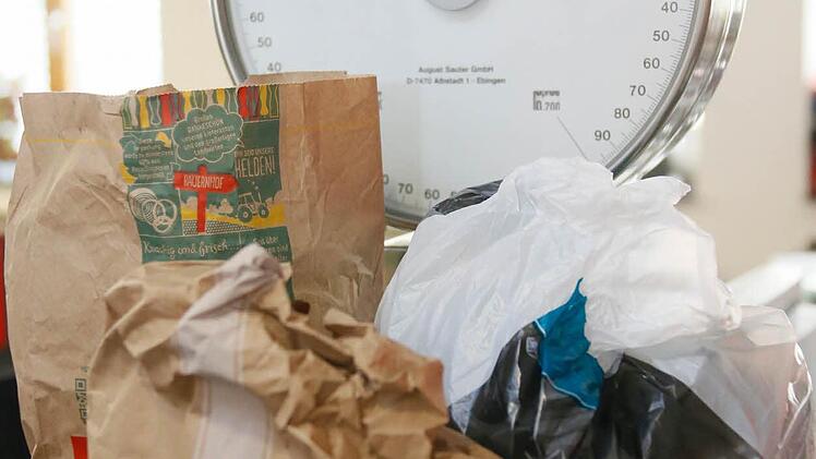 Ein beachtlicher Müllberg ist von dem Testessen übrig geblieben. Das Menü von McDonalds brachte 156 Gramm auf die Waage, Burger King 94 und Kochlöffel 140 Gramm. Foto: Matthias Hoch