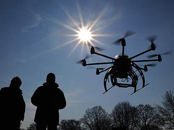 Wer sich eine Drohne zulegen will (hier im Bild ein Modell der Kamera-Drohne Oktokopter), sollte einiges beachten.  Foto: Julian Stratenschulte, dpa