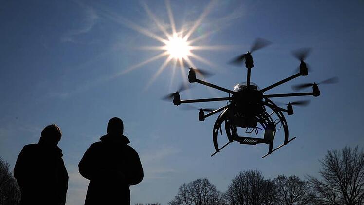 Wer sich eine Drohne zulegen will (hier im Bild ein Modell der Kamera-Drohne Oktokopter), sollte einiges beachten.  Foto: Julian Stratenschulte, dpa