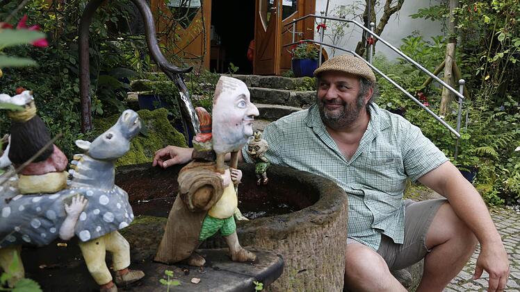 Stefan Kügel, Leiter des Theaters Kuckucksheim, am Brunnen in seinem Garten, wo im Juni und Juli Freilichtaufführungen stattfinden. Foto: Matthias Hoch