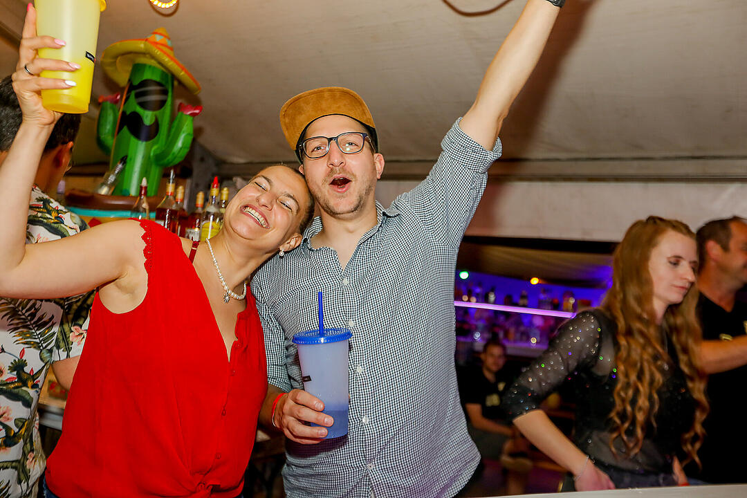 Partyzeltdorf mit 5 Areas!
