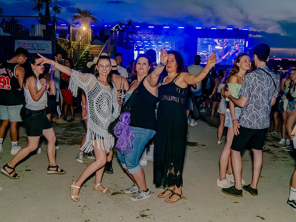 Mit internationalen und nationalen Live-Acts!