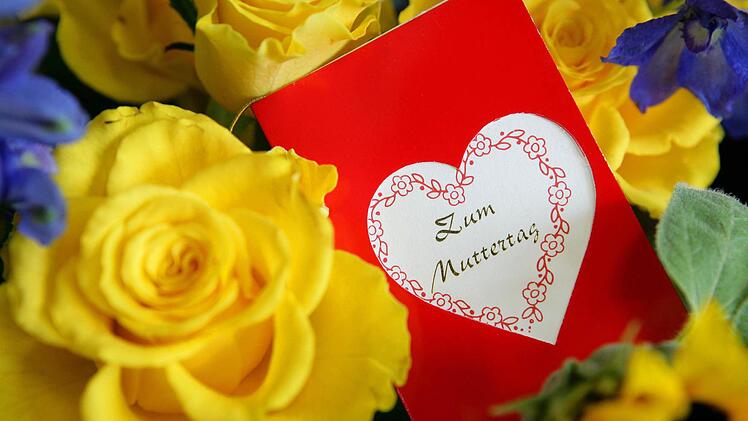 Zum Muttertag wünschen sich Eltern mehr als Blumen und Pralinen. Unter dem Hashtag #muttertagswunsch äußern sie sich auf Twitter. Foto: Patrick Pleul/dpa