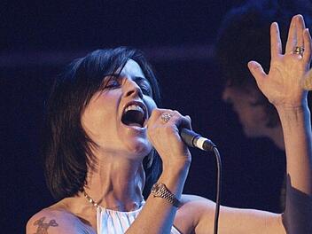 Die Sängerin der irischen Rockgruppe The Cranberries,  Dolores O'Riordan, steht am 06.05.2004 in London (Großbritannien) in der Royal Albert hall auf der Bühne.  O'Riordan starb im Alter von 46 Jahren in London, wie die britische Nachrichtenagentur PA am Montag unter Berufung auf O'Riordans Management berichtete. Foto: Yui Mok/PA Wire/dpa