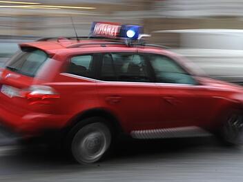 Ein 52-jähriger Autofahrer hat in Berlin einen die Straße überquerenden 22-jährigen Fußgänger überfahren. Er starb noch an der Unfallstelle.  Symbolbild: Ronald Rinklef