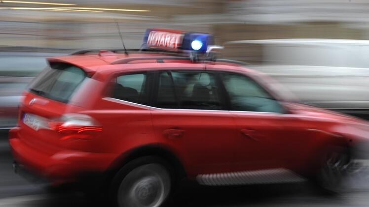 Ein 52-jähriger Autofahrer hat in Berlin einen die Straße überquerenden 22-jährigen Fußgänger überfahren. Er starb noch an der Unfallstelle.  Symbolbild: Ronald Rinklef