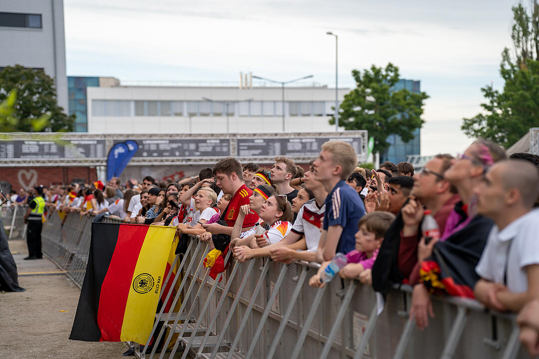 Fans schauen das EM-Viertelfinale zwischen Duetschland und Spanien in Nürnberg