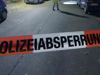 Eine 26-jährige Frau wurde auf dem Hamburger Kiez mit lebensgefährlichen Verletzungen gefunden. Offenbar wurde sie von ihrem Freund mit einem Messer attackiert. Jetzt hat sich ein Tatverdächtiger der Polizei gestellt.  Symbolbild: Polizei Hameln-Pyrmont/dpa