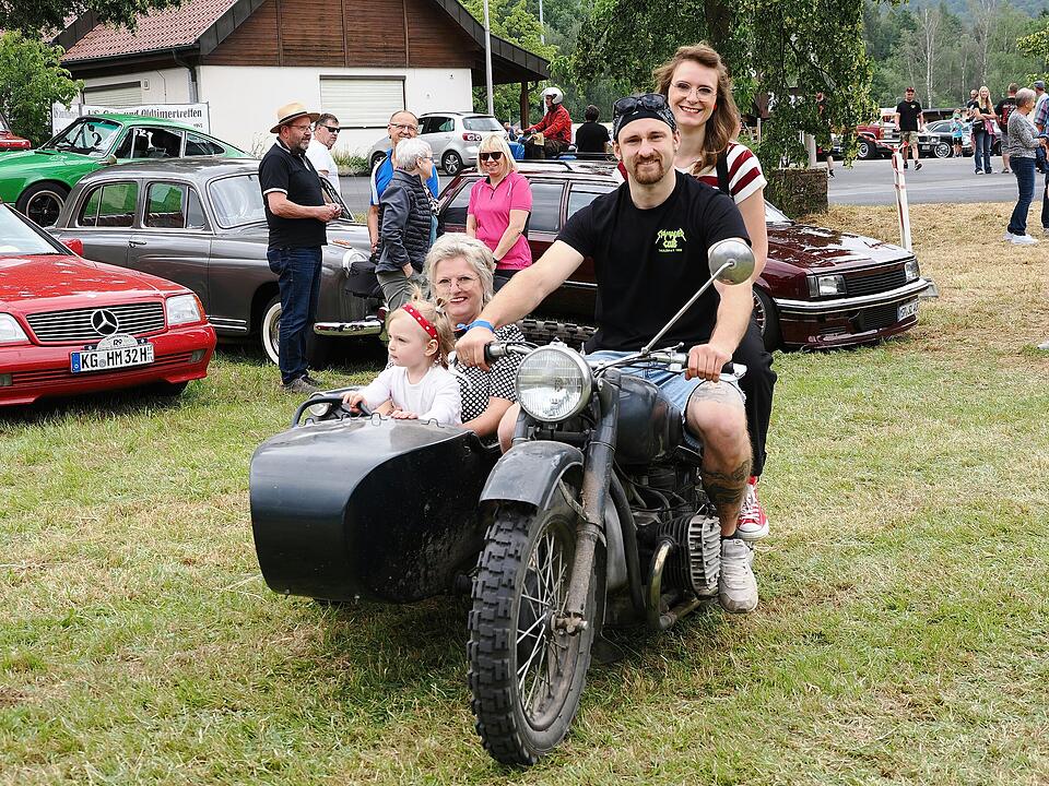 Oldtimer, US Cars, Traktoren und Motorräder.