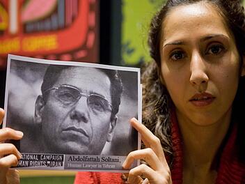 Maede Soltani mit einem Bild ihres Vaters: Der Menschenrechtsanwalt Abdolfattah Soltani sitzt seit 2011 im Iran im Gefängnis. Von Nürnberg aus kämpft seine Tochter für ihn. Nun darf er erstmals zum Hafturlaub für eine woche nach Hause. Foto: Barbara Herbst / Archiv