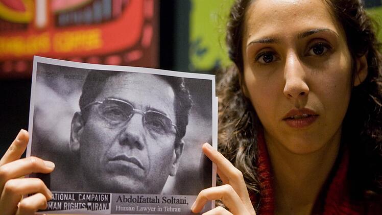 Maede Soltani mit einem Bild ihres Vaters: Der Menschenrechtsanwalt Abdolfattah Soltani sitzt seit 2011 im Iran im Gefängnis. Von Nürnberg aus kämpft seine Tochter für ihn. Nun darf er erstmals zum Hafturlaub für eine woche nach Hause. Foto: Barbara Herbst / Archiv