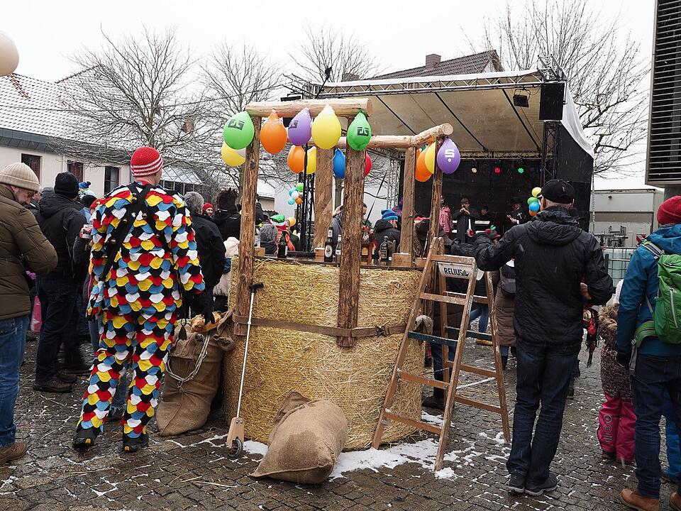 Tausende Besucher beim traditionellen Maskenumzug