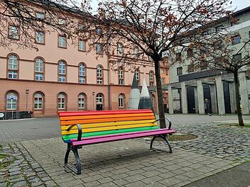 Regenbogenbänke in Mainz: Ein Symbol für Solidarität für LGBTQ+ Personen