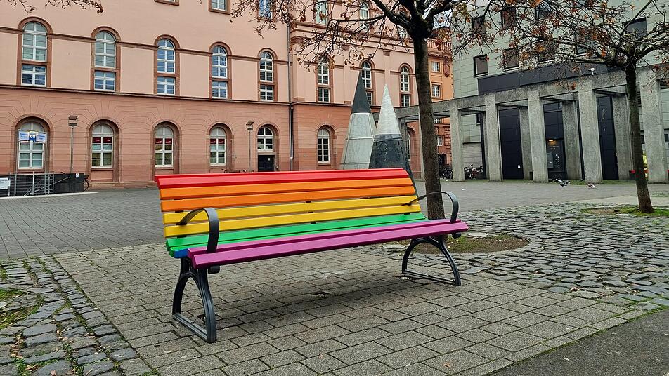 Regenbogenbänke in Mainz: Ein Symbol für Solidarität für LGBTQ+ Personen