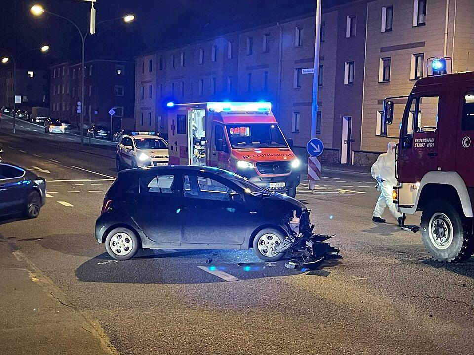 Nach Unfall mit Intensivtransportwagen: Beatmeter Corona-Patient muss auf offener Straße umgelagert werden