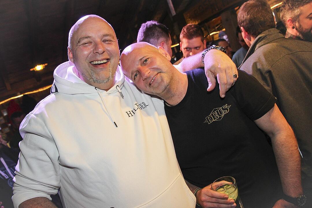 Beste Partystimmung bei voller Hütte.