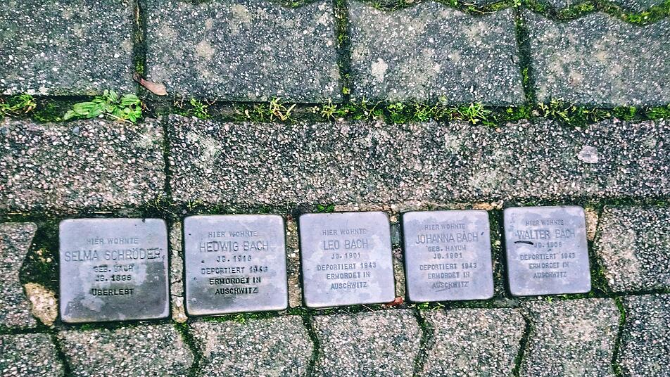 Familie Bach lebte in einem Haus, vor dem heute Stolpersteine an sie erinnern.