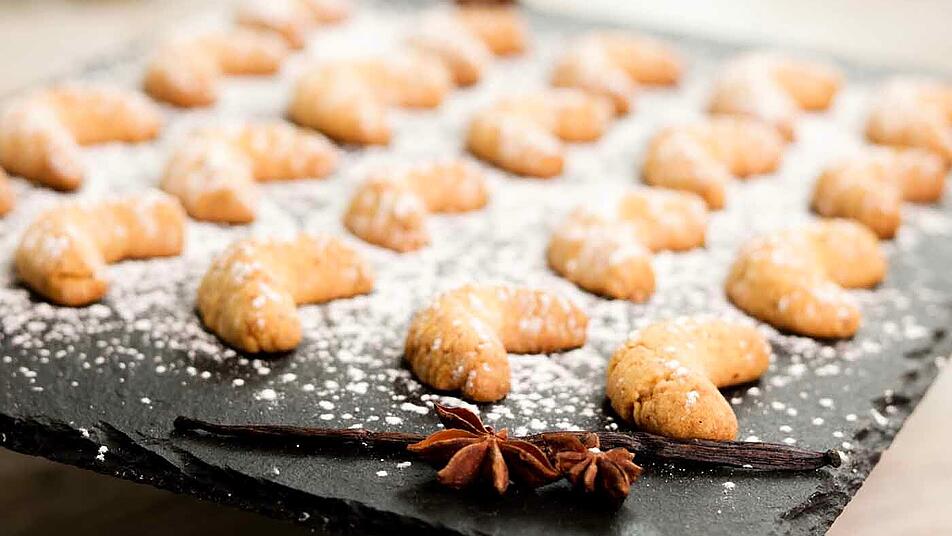 Vanillekipferl dürfen in der Weihnachtszeit auf keinem Teller fehlen.