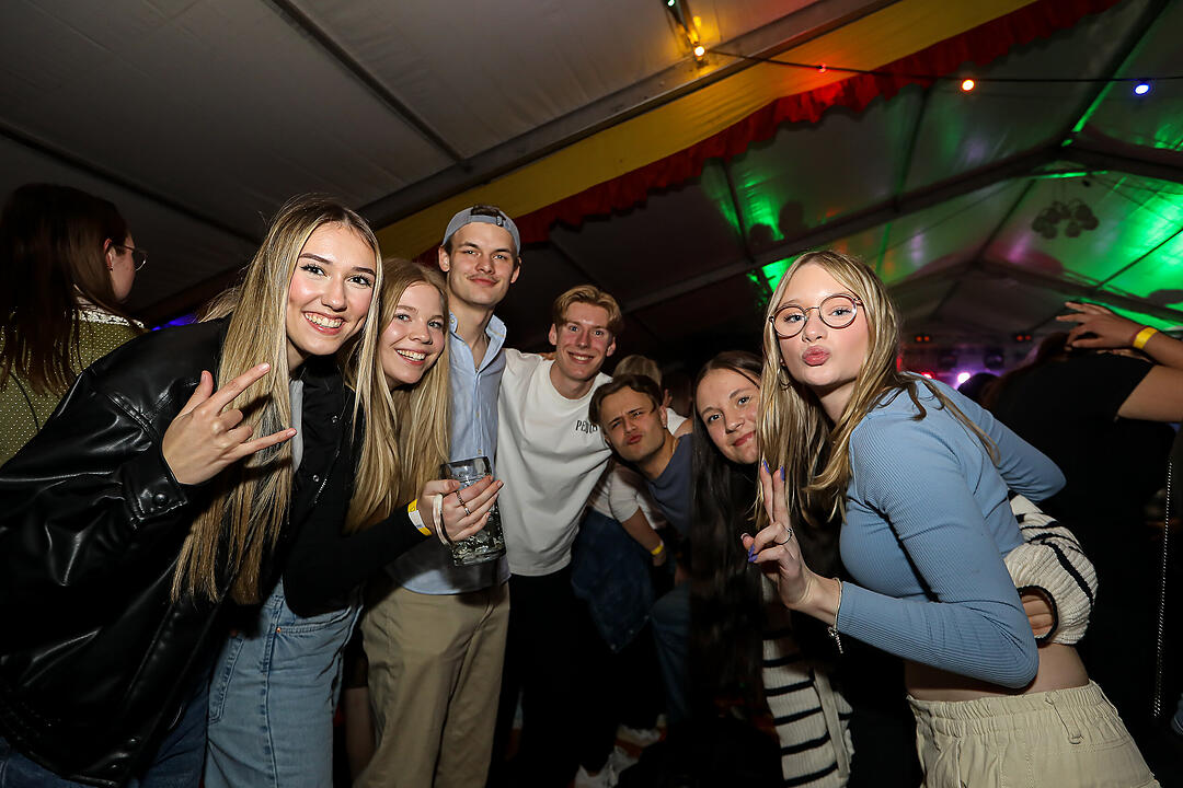 Beste Stimmung beim traditionsreichen Zeltweinfest an der Mainschleife!