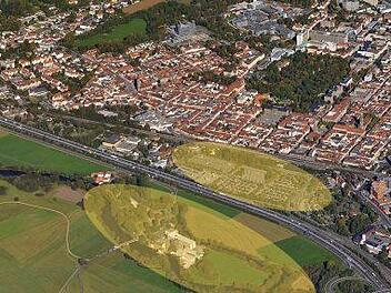 Um diese beiden Flächen neben dem Frankenschnellweg geht es. Hier soll nach Vorstellung der Stadt Erlangen auf einer Fläche von neun Hektar die Landesgartenschau 2024 stattfinden. Foto: Stadt Erlangen/HajoDietz