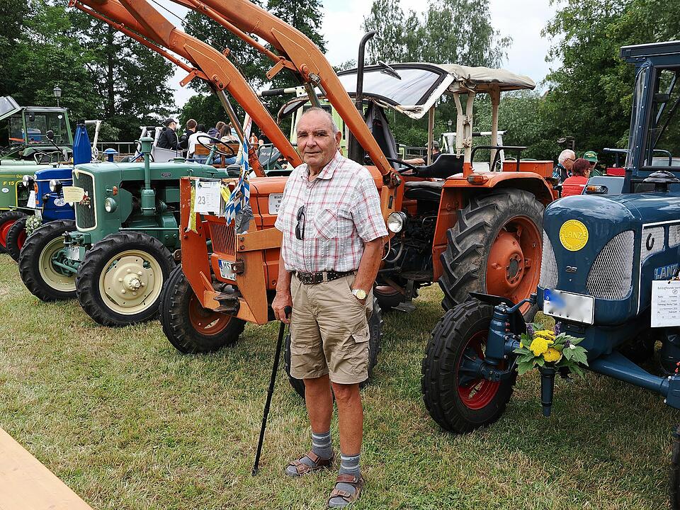 Oldtimer, US Cars, Traktoren und Motorräder.