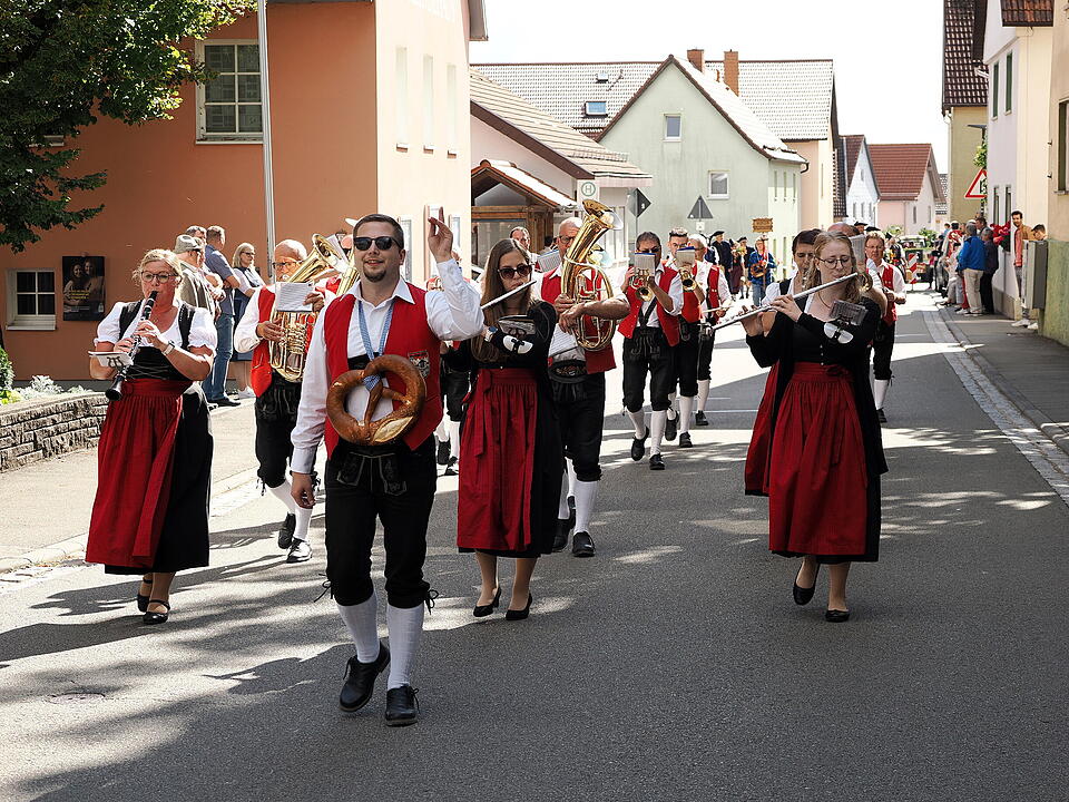 Motivwägen, Trachtengruppen und Musik-Kapellen