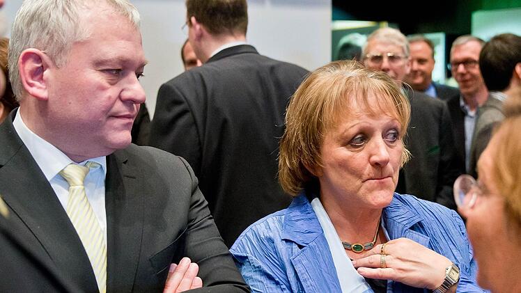 Kalt erwischt - der unterlegene Thomas Hacker und die frühere bayerische FDP-Chefin Sabine Leutheusser-Schnarrenberger.  Foto: Karmann/dpa