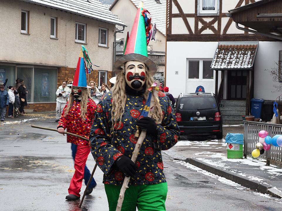 Tausende Besucher beim traditionellen Maskenumzug