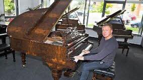 Hans Thomann am Steinway-Flügel. Die Flügel kauft er und lässt sie reparieren.