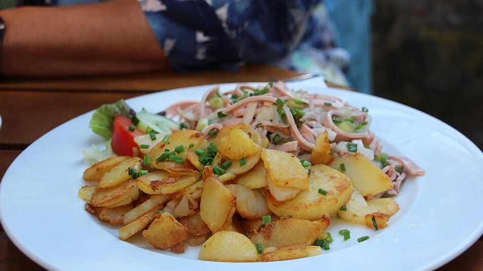 Wurstsalat schmeckt mit Bratkartoffeln besonders lecker.