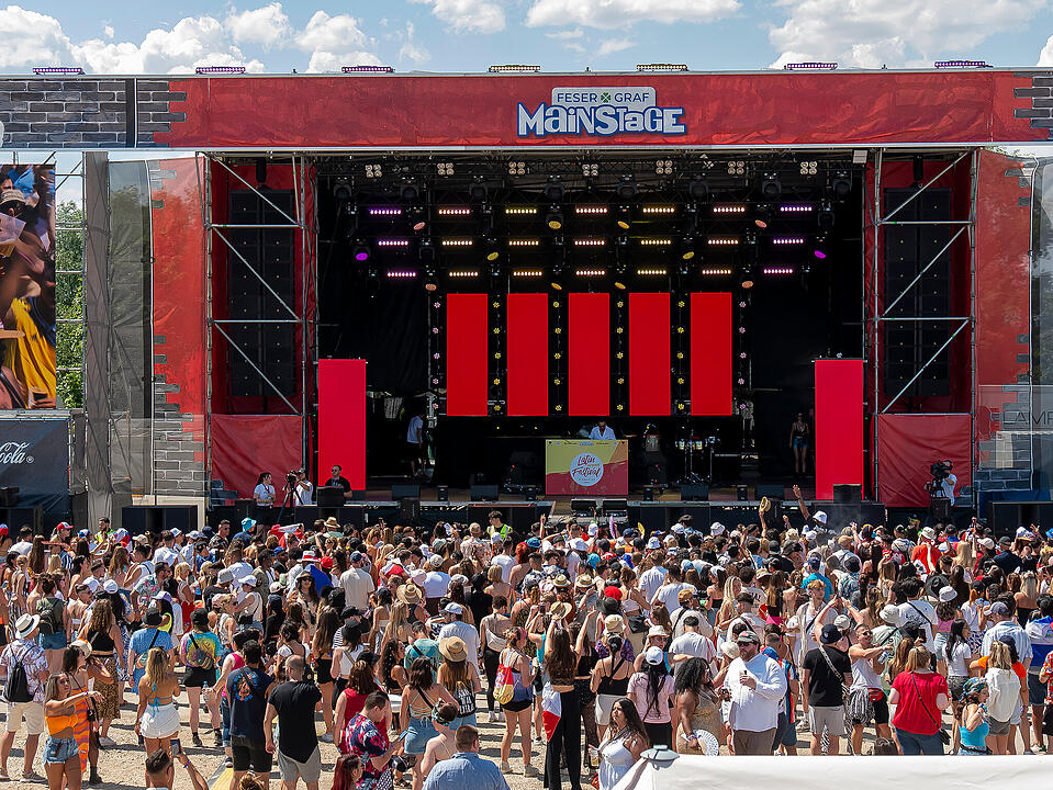 Mit internationalen und nationalen Live-Acts!