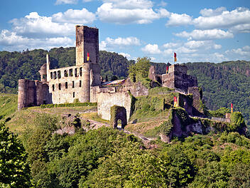 Die Ruine der Burg Metternich aus südöstlicher Ansicht.