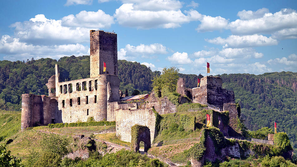Die Ruine der Burg Metternich aus südöstlicher Ansicht.