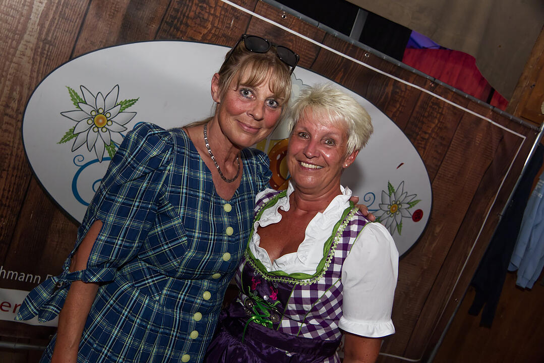Musik im Festzelt gab es mit der Band "KLOSTERGOLD"