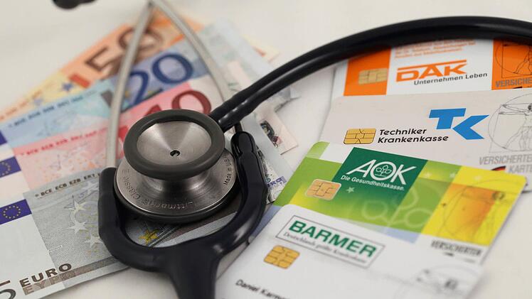 Wer die Krankenkasse wechselt, kann Geld sparen. 95 Prozent der Leistungen sind gesetzlich festgelegt. Foto: Daniel Karmann/dpa/Archiv