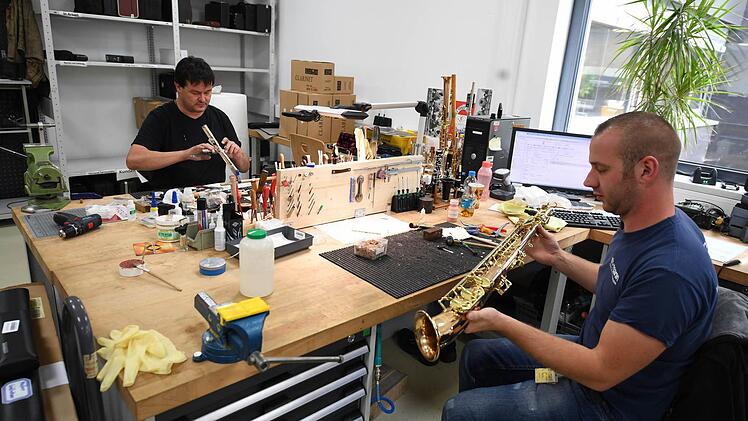 In der Werkstatt werden die Instrumente teils von Meistern im Instrumentenbau repariert und gewartet. Foto: Ronald Rinklef