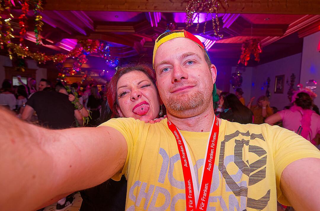 Drei Männerballetts, Musik von DJ Asti und vieles mehr gab es beim Weiberfasching!