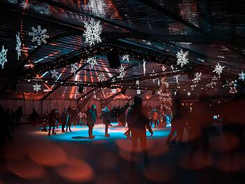 Eislaufen einmal ganz anders! Nebelmaschine, Lichteffekte und heisse Beats verwandeln die Eisflächen in Ludwigshafen.