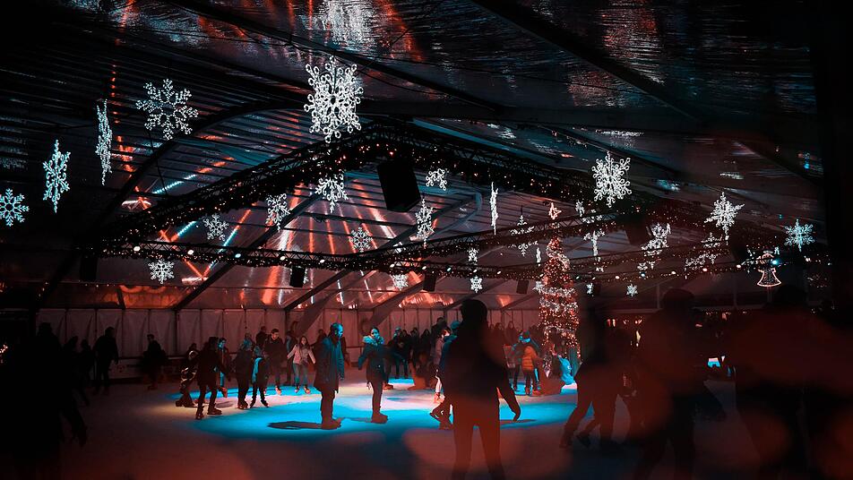 Eislaufen einmal ganz anders! Nebelmaschine, Lichteffekte und heisse Beats verwandeln die Eisflächen in Ludwigshafen.
