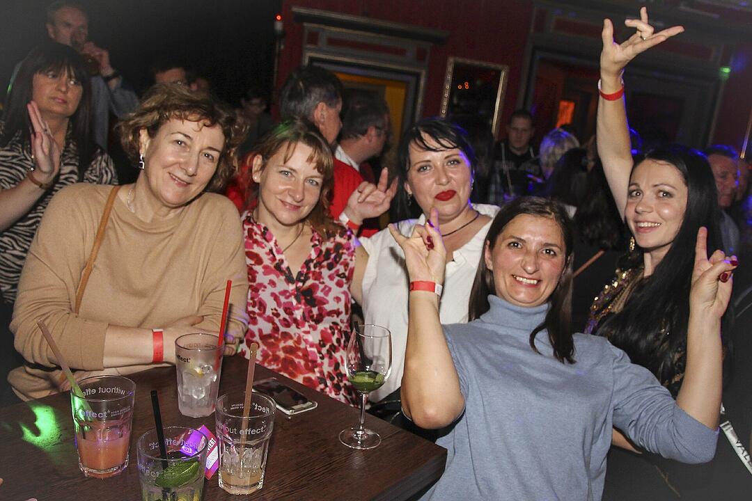Volles Haus, erwachsene Partypeople und eine ausgelassene Feier!