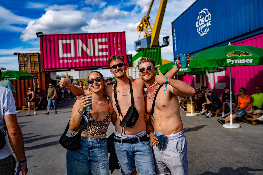 Einmalige Festivalwelt zwischen Stahl und Container.