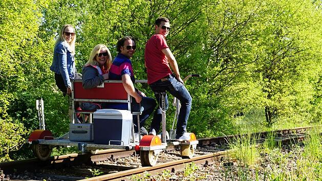 Draisinen-Touren in der Pfalz: Schienenfahrzeug auf vier Rädern