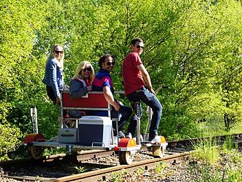 Draisinen-Touren in der Pfalz: Schienenfahrzeug auf vier Rädern