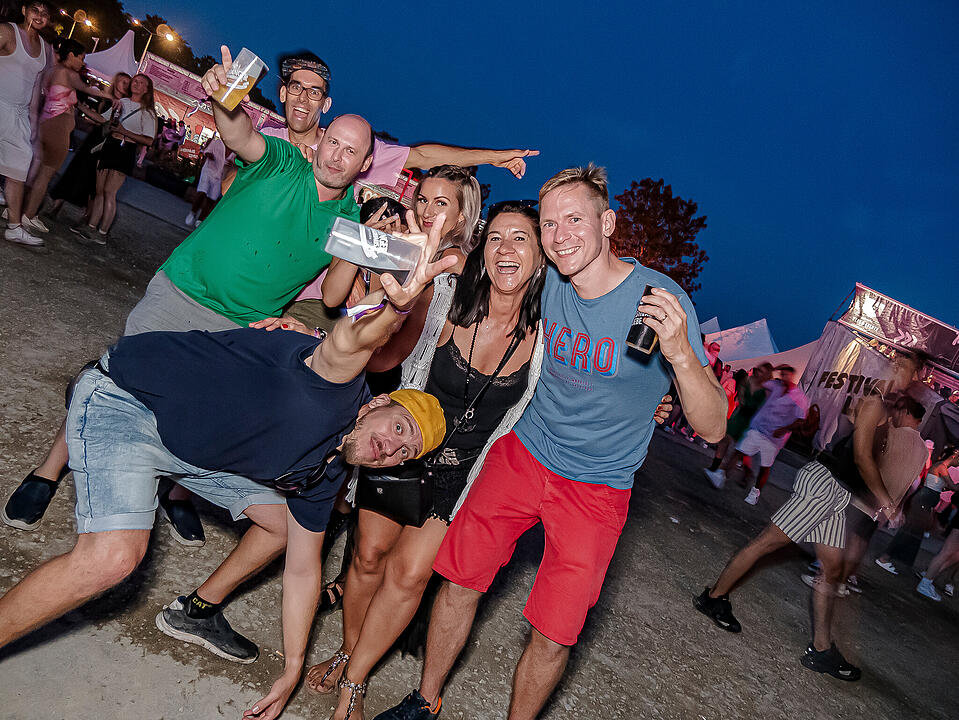 Mit internationalen und nationalen Live-Acts!