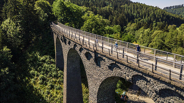 Über dieses beeindruckende Viadukt führt der Maare-Mosel-Radweg.