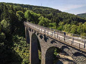 Über dieses beeindruckende Viadukt führt der Maare-Mosel-Radweg.