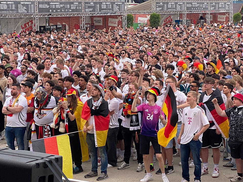 Deutschland steht im Achtelfinale und Nürnberger Fans feiern ausgelassen