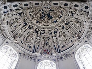 Die barocke Stuckdecke im Trierer Dom.