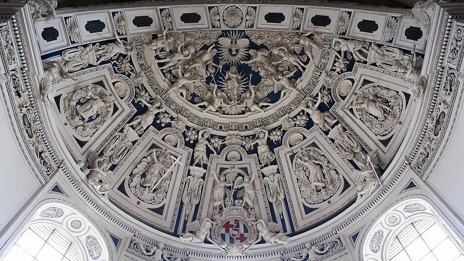 Die barocke Stuckdecke im Trierer Dom.