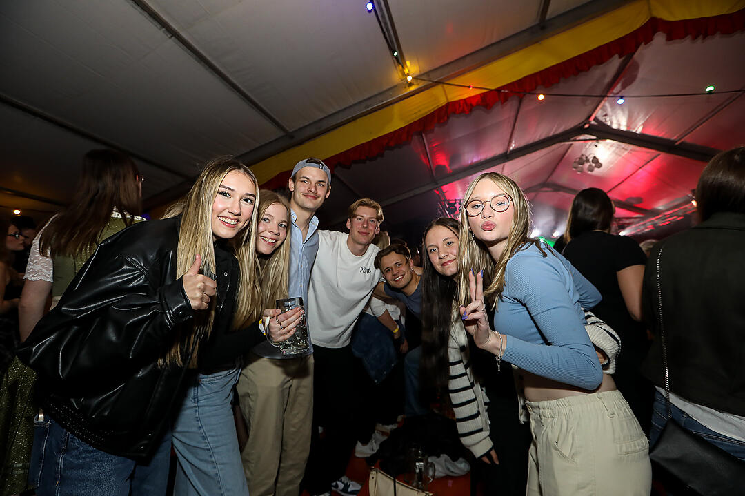 Beste Stimmung beim traditionsreichen Zeltweinfest an der Mainschleife!